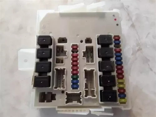 2004-2007 Nissan Armada Fuse Box Engine VIN A 4th Digit OEM used OEM fuse box