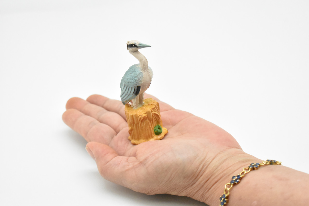 Heron with Frog, Very Nice Rubber,  Hand Painted Toy Model    3 1/2"    F421B365