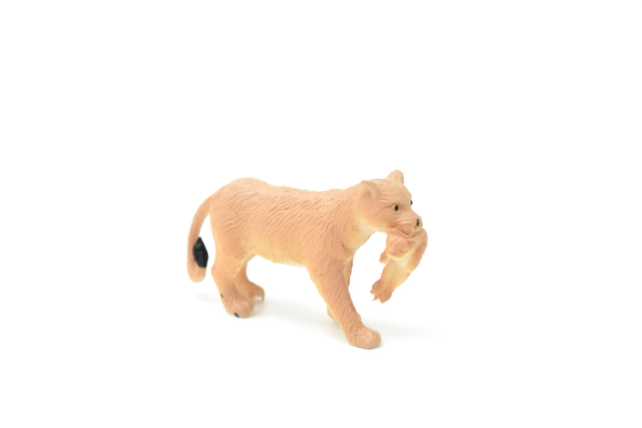 Lioness And Cub, Plastic Replica   2 1/2"   F4448 B55