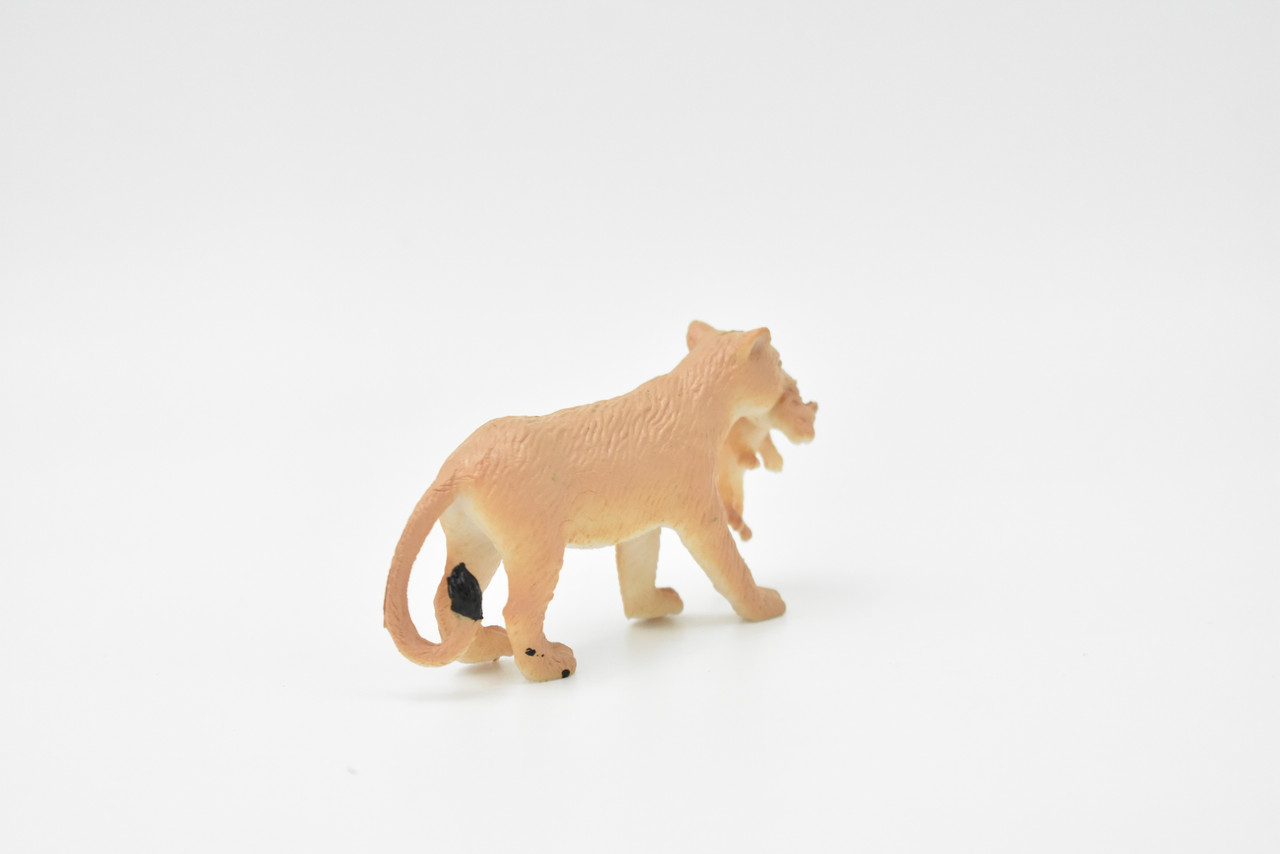 Lioness And Cub, Plastic Replica   2 1/2"   F4448 B55