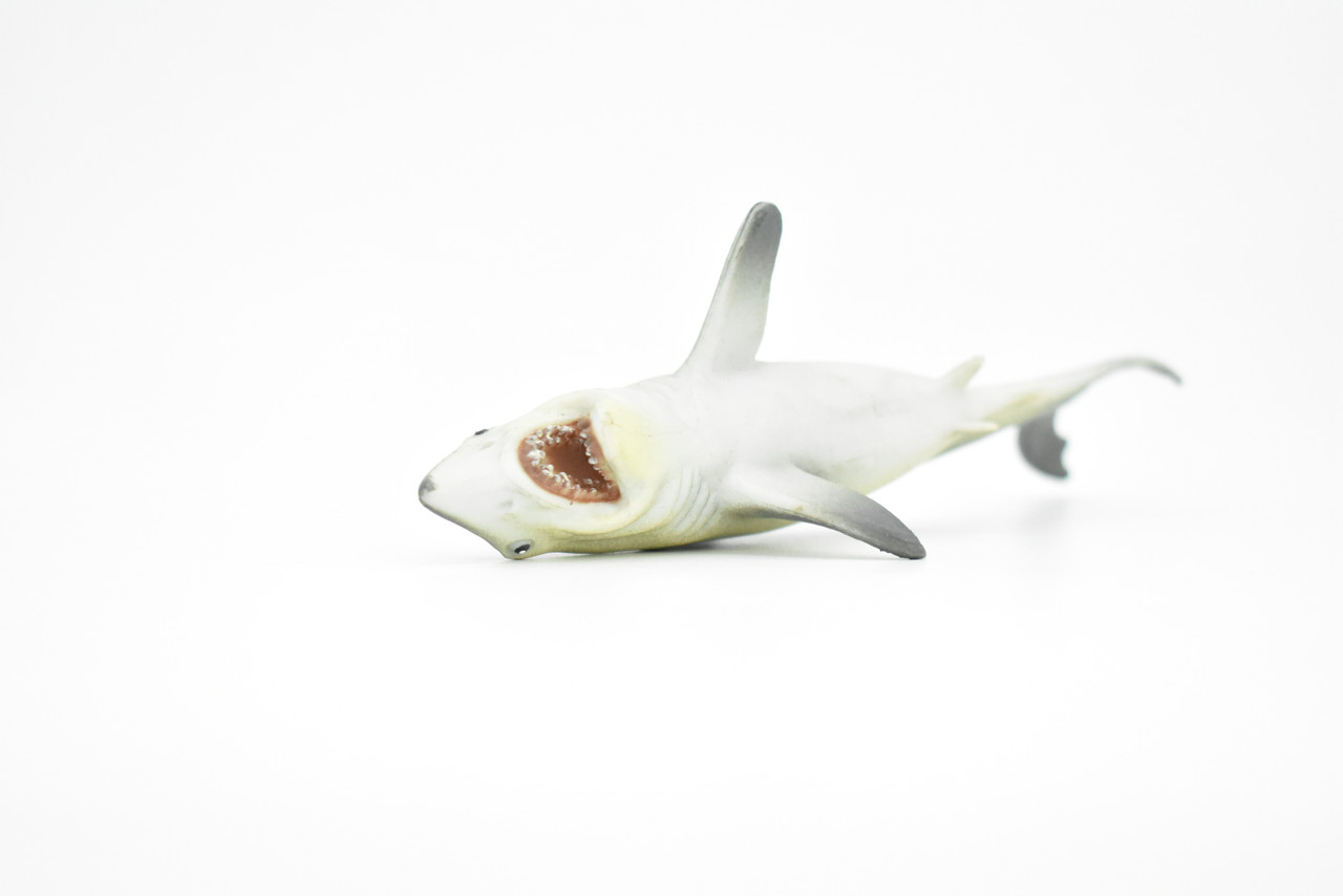 Mako Shark, Shortfin, Museum Quality Rubber Reproduction, Hand Painted Figurines      6"       CH142 B245