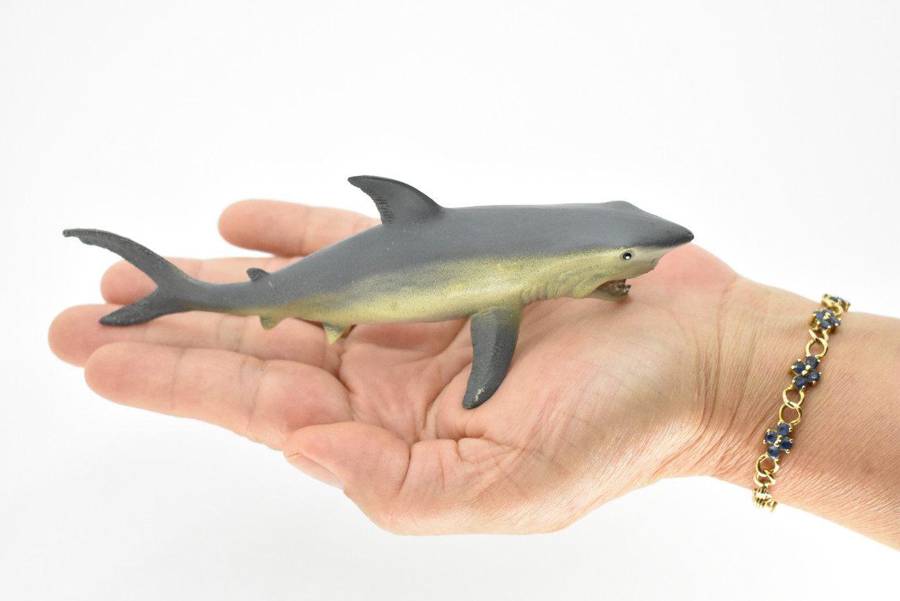 Mako Shark, Shortfin, Museum Quality Rubber Reproduction, Hand Painted Figurines      6"       CH142 B245