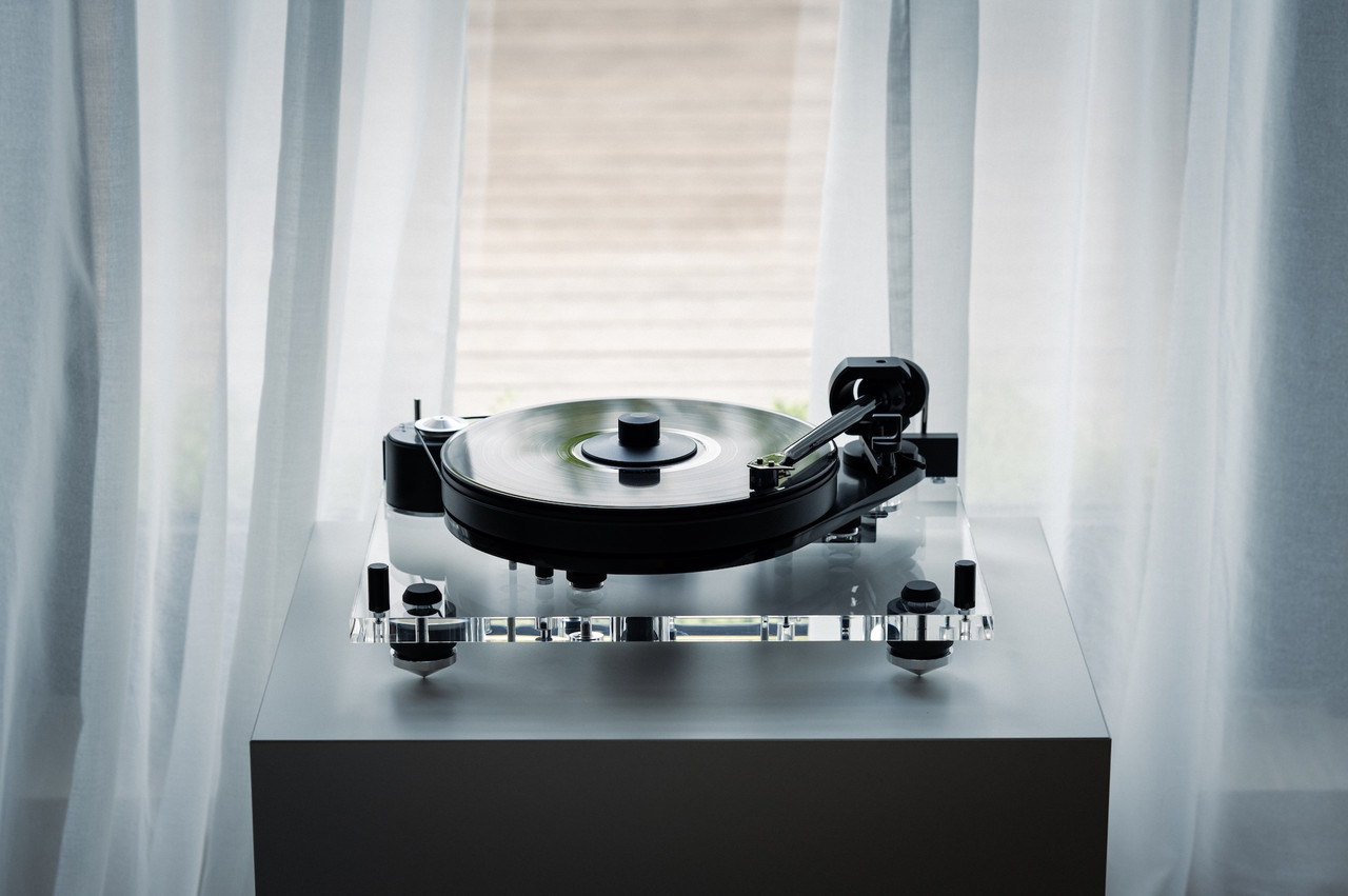Pro-Ject 6PerspeX Suspended Turntable w/ Balanced Output and Pick