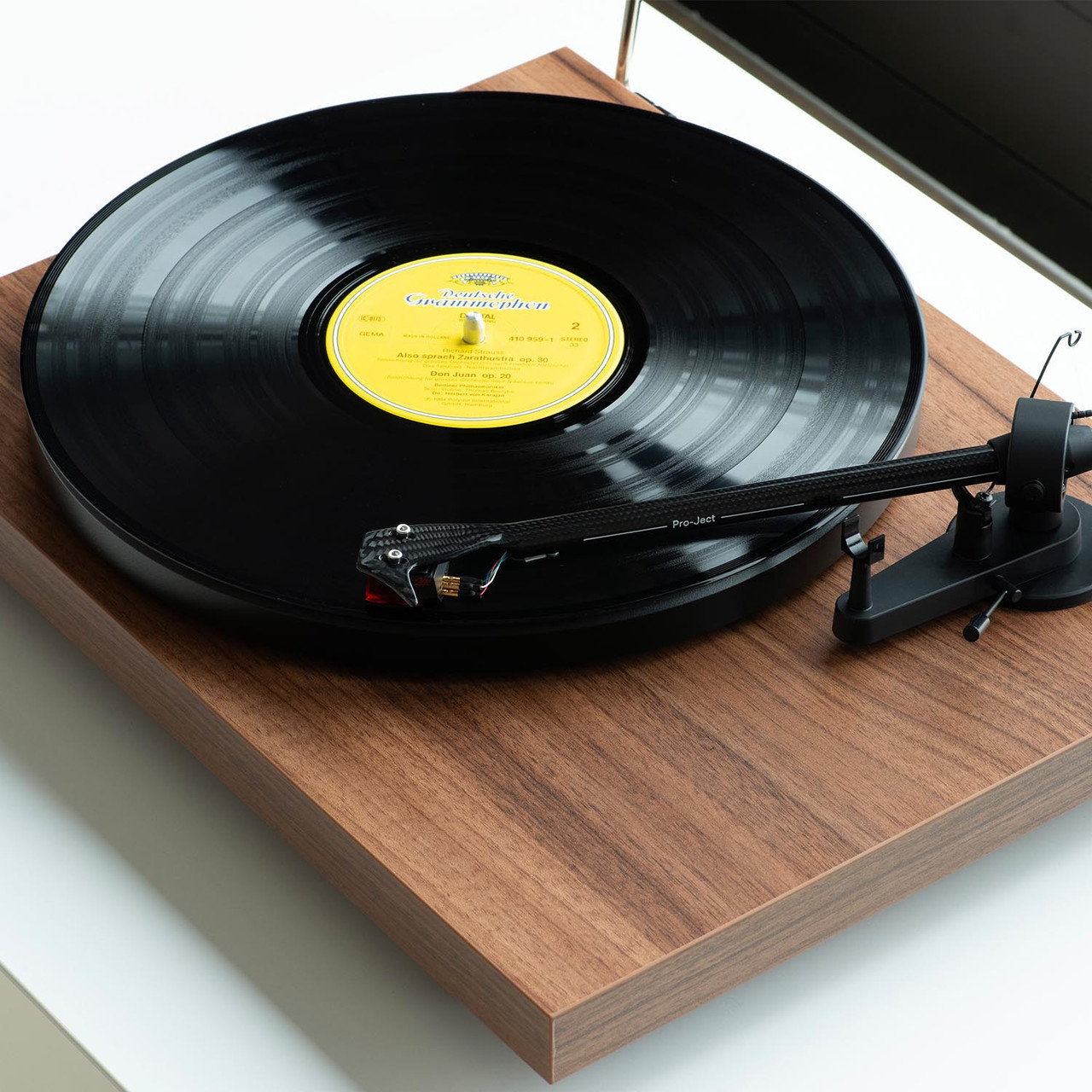 Pro-Ject Debut E Carbon Classic Turntable