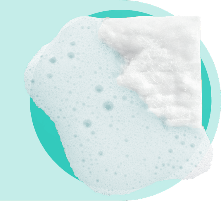 Un carré moussant de nettoyant fondant Olay 