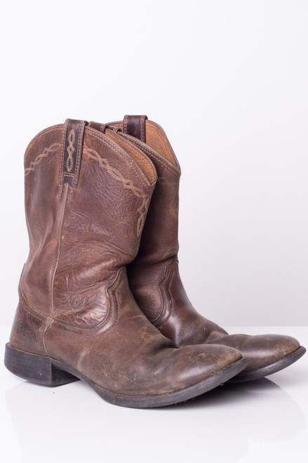 Round Toe Ariat Cowboy Boots (8.5D)