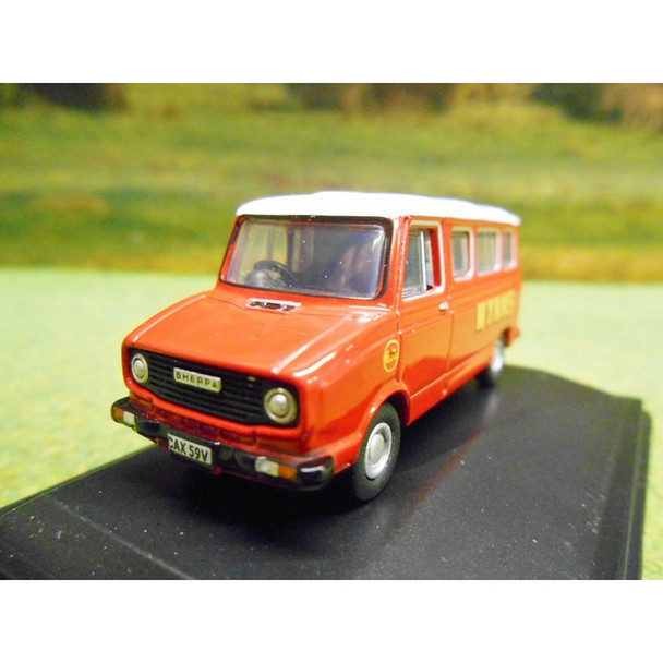 Oxford Diecast Sherpa Minibus Wynns