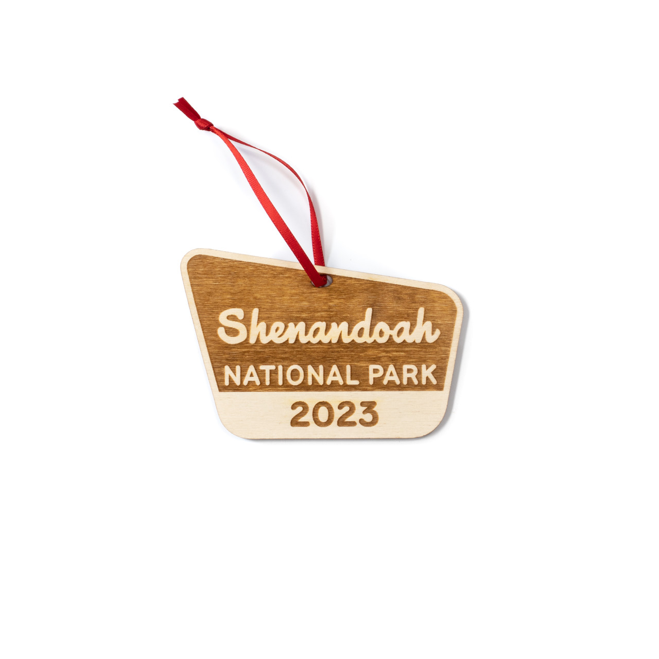 A charming engraved wooden ornament of Shenandoah National Park: A perfect souvenir to remember the stunning landscapes and natural beauty of the park.