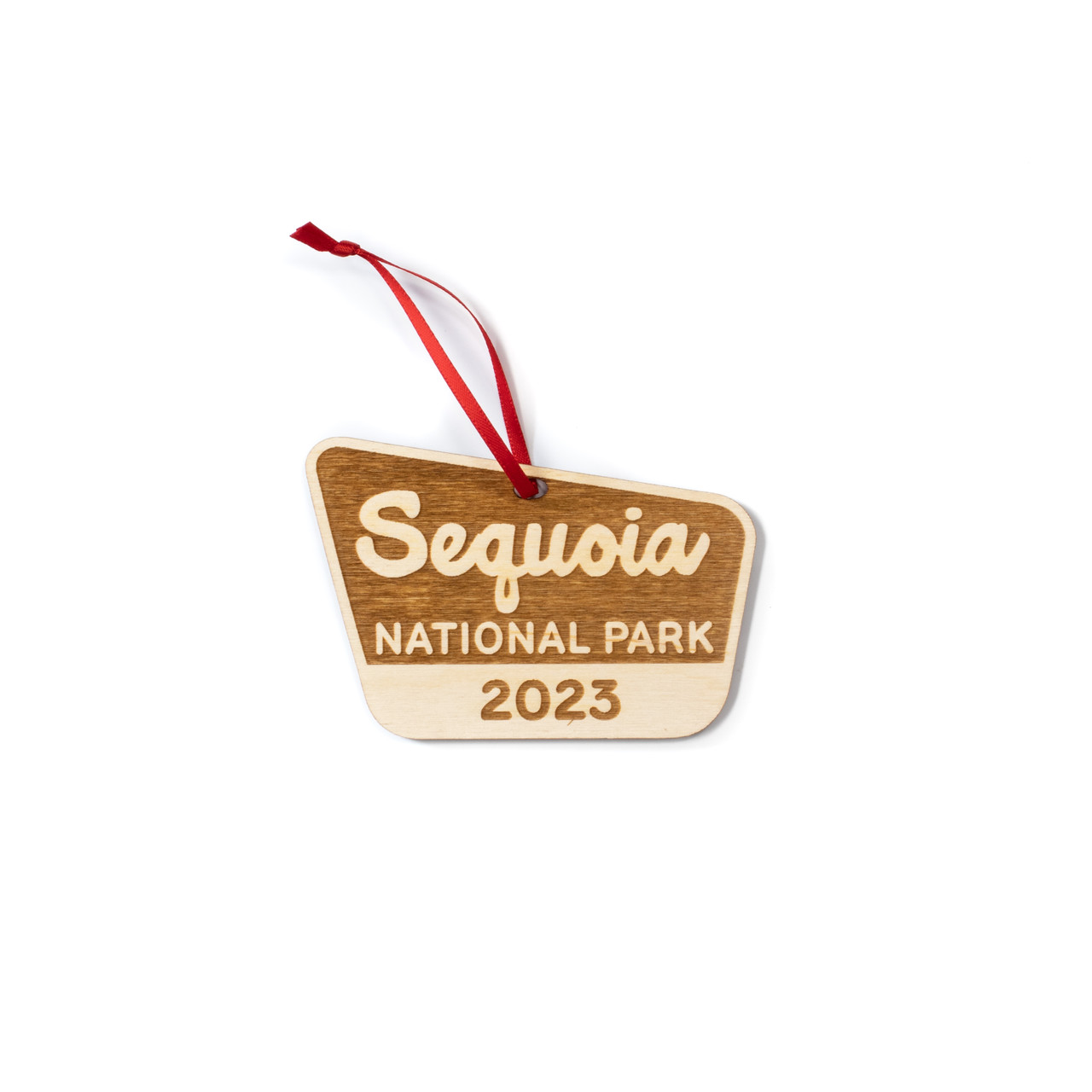 A charming engraved wooden ornament of Sequoia National Park: A perfect souvenir to remember the stunning landscapes and natural beauty of the park.