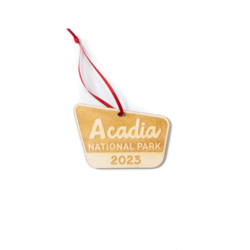 A charming engraved wooden ornament of Acadia National Park: A perfect souvenir to remember the stunning landscapes and natural beauty of the park.