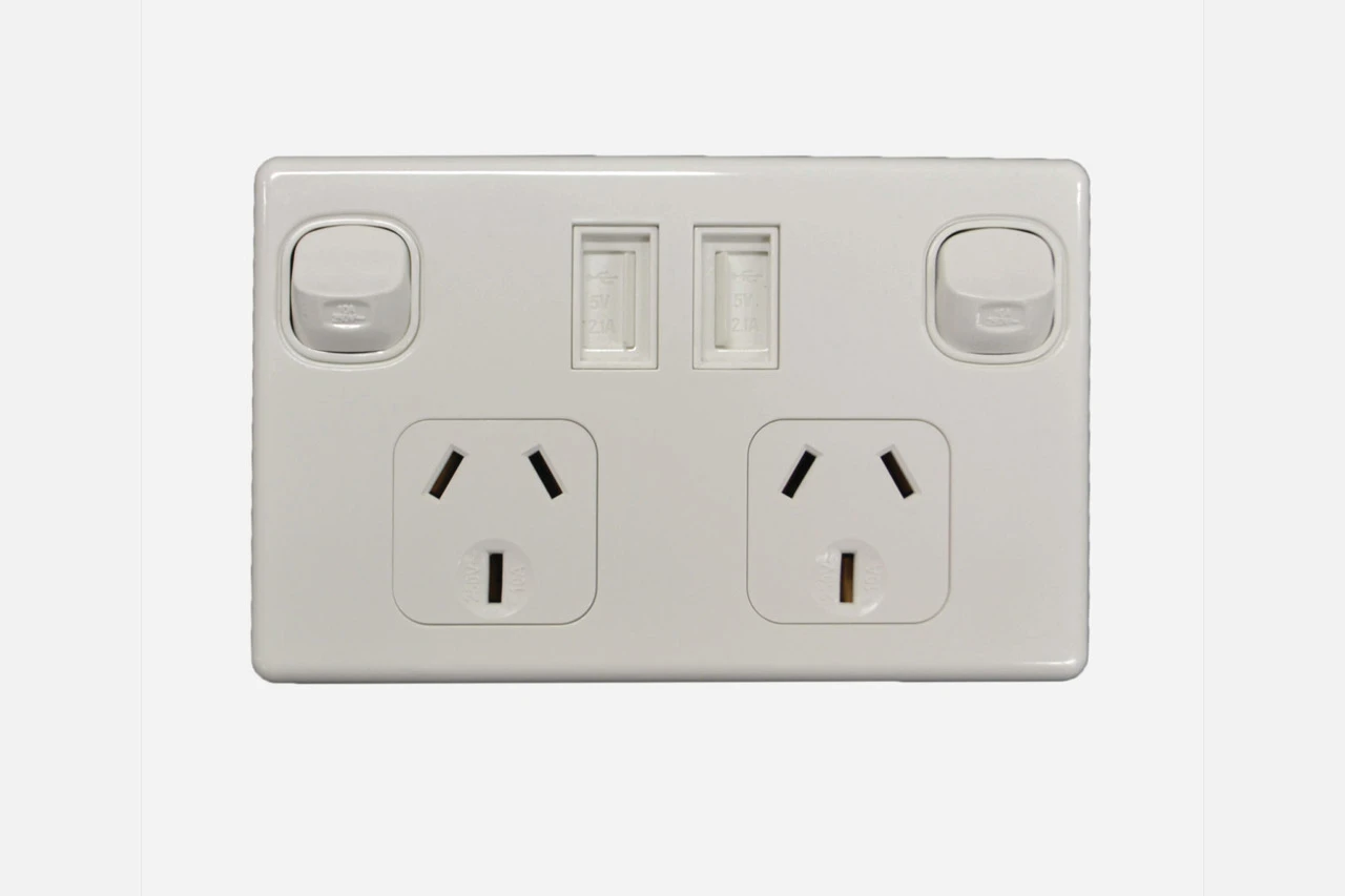 NCE Dual Pole Powerpoint with USB Charger White