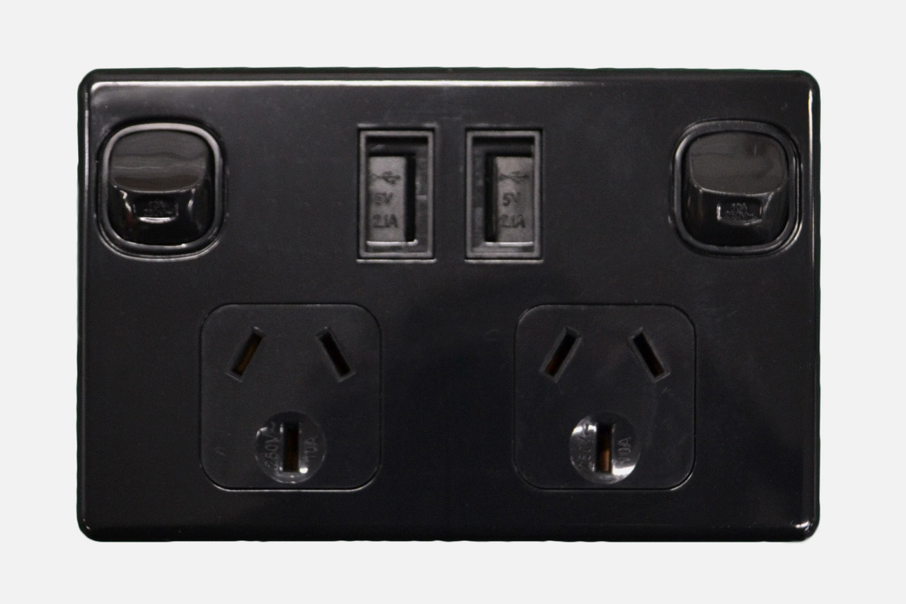 NCE Dual Pole Powerpoint with USB Charger Black
