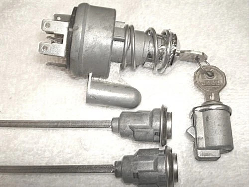 Ignition switch, glove box  or console lock and 2 door cyls with Jeep logo keyed alike