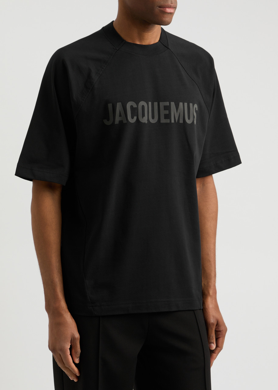 【JACQUEMUS】Le Tシャツ タイポコットンTシャツ JACQUEMUS Le T-shirt Typo cotton T-shirt | Harvey Nichols