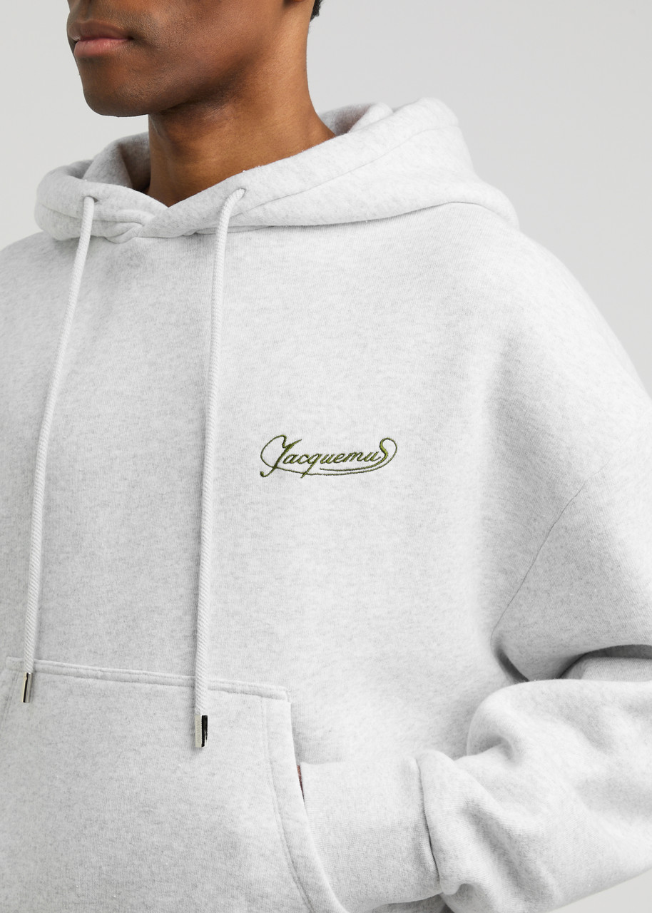 【JACQUEMUS】Le Hoodie Cortoフードコットンスウェットシャツ JACQUEMUS Le Hoodie Corto hooded cotton sweatshirt | Harvey