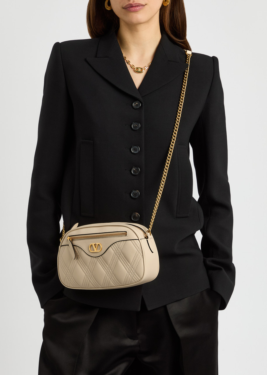 ショルダーバッグ・ポシェット Valentino Garavani Quiltie 67 Medium Camera Bag Valentino Garavani Quiltie 67 Medium Shoulder Bag In Quilted