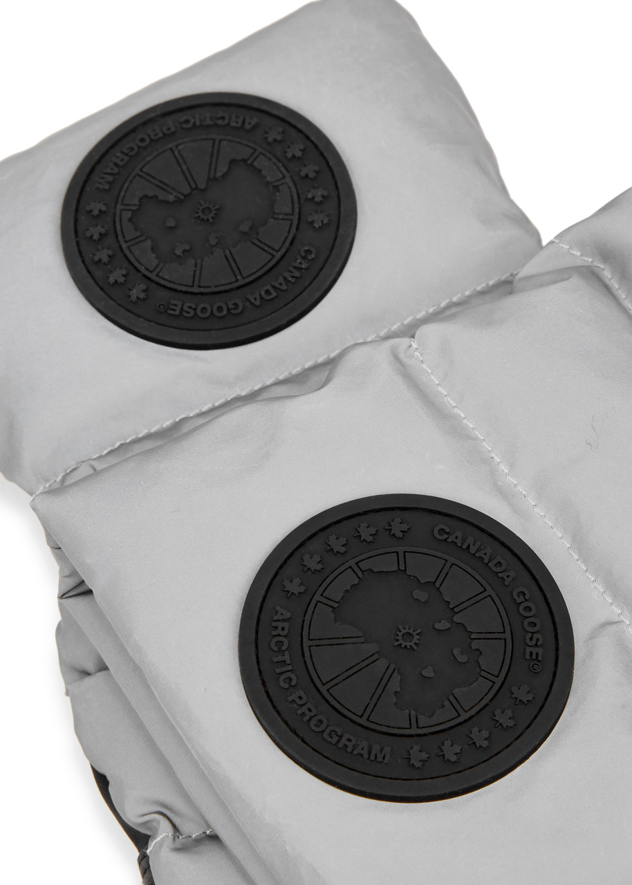  Canada Goose Women's Medium Silver Reflective Quilted Shell Mittens - Slightly Elasticated Wrists - M 