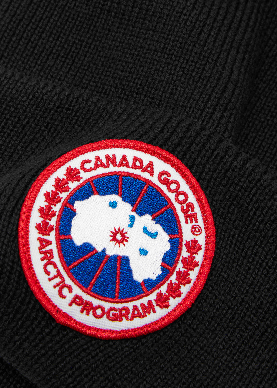  Canada Goose Women's 100% Wool Black Arctic Disc Ribbed Beanie - Designer Plaque At Turn-up Cuff - One Size 