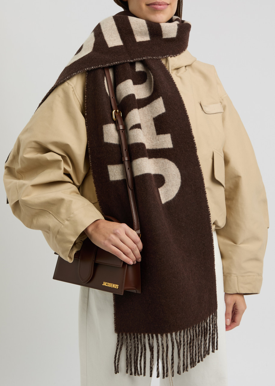 Jacquemus Le Écharpe Logo-intarsia Wool Scarf In Brown