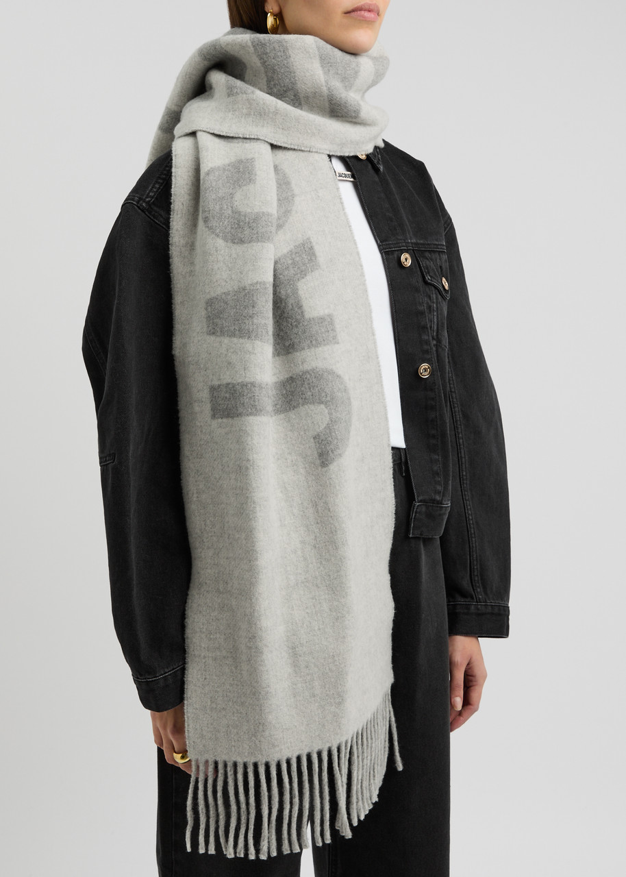 Jacquemus Le Écharpe Logo-intarsia Wool Scarf In Grey