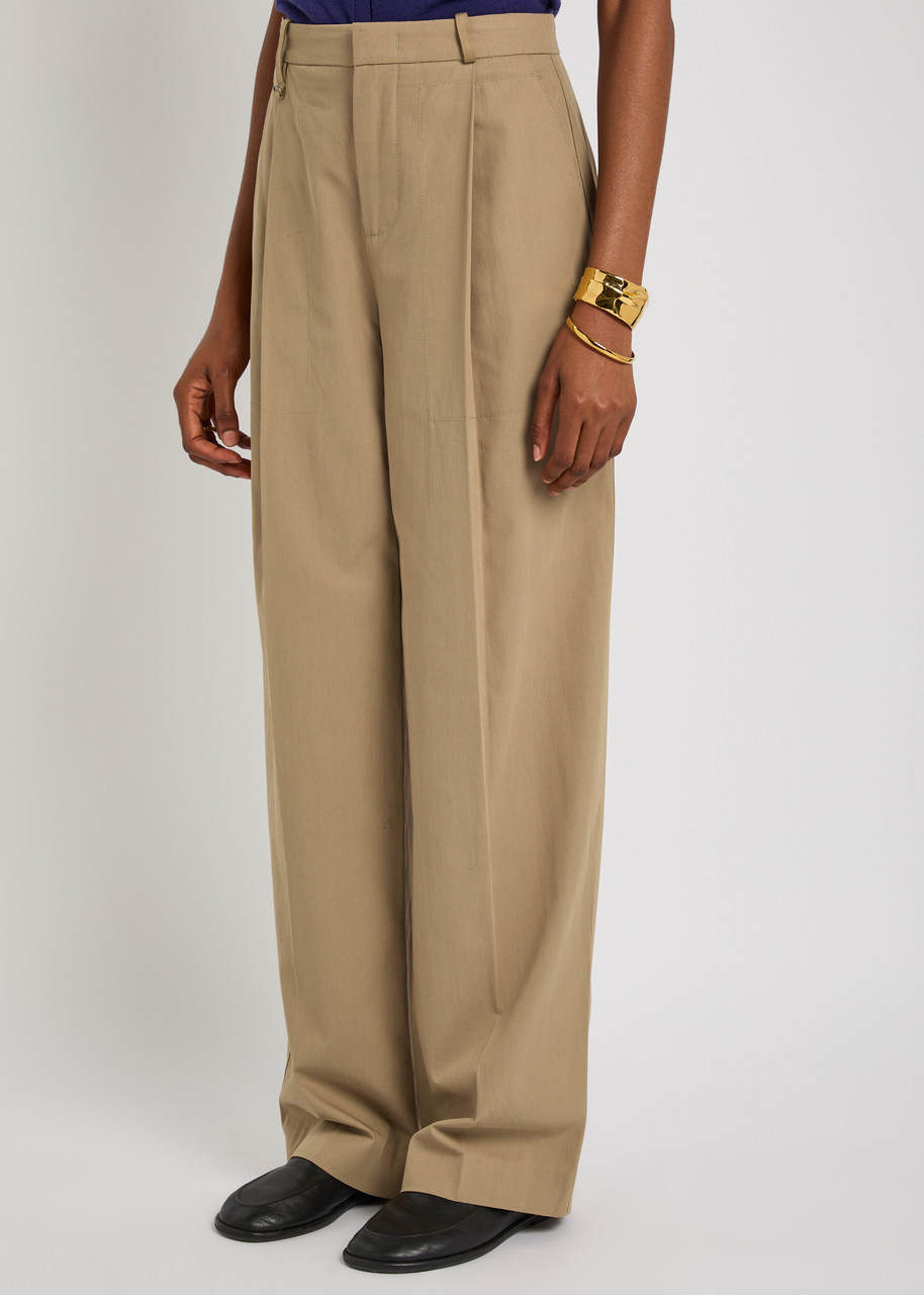 Vince Mid Waist Pleat Front Trousers Fawn In Sand