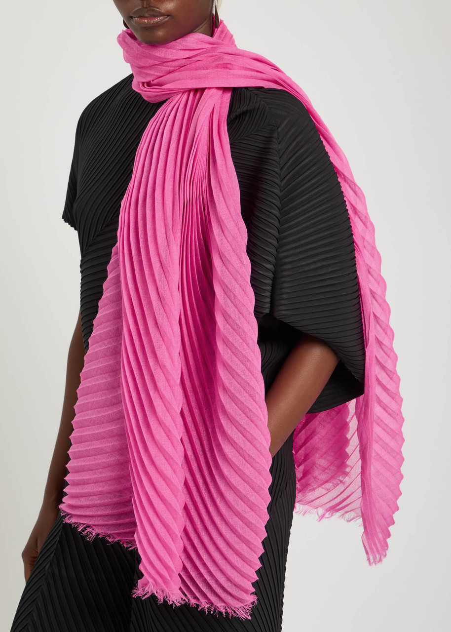 Issey Miyake Pleated Fine-knit Scarf In Pink