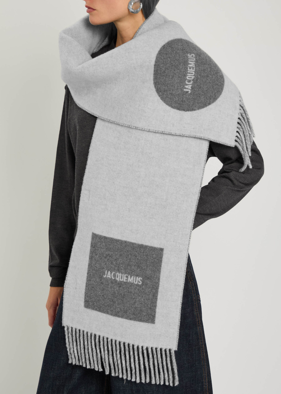 Jacquemus Le Carre Logo-intarsia Wool Scarf In Gray