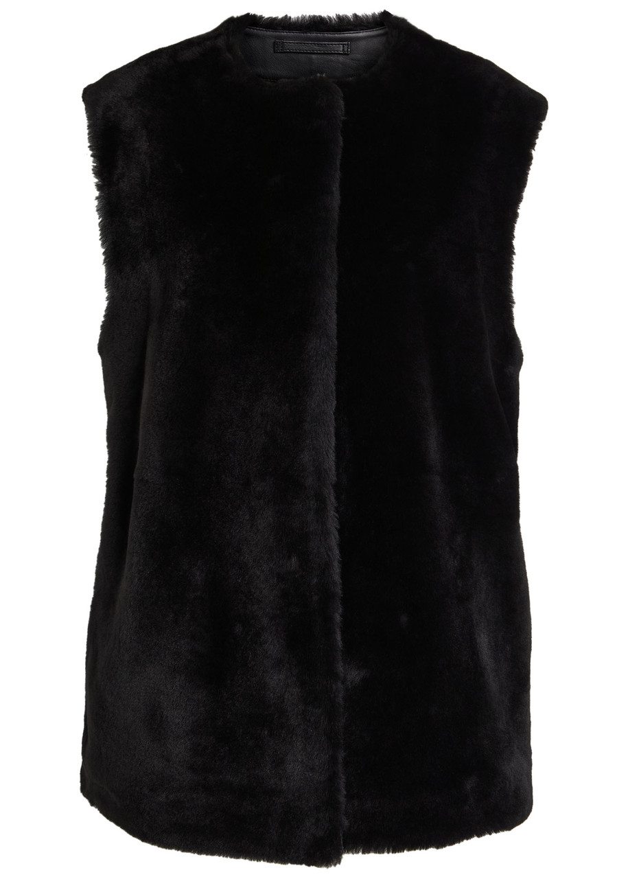 Totême Toteme Plush Genuine Shearling Vest In Black