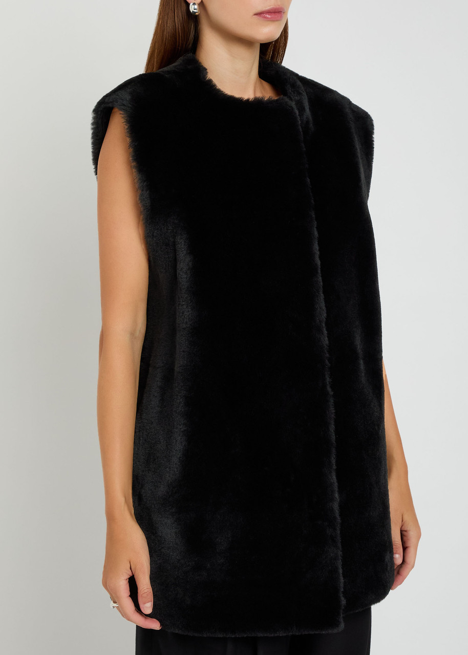 Totême Toteme Plush Genuine Shearling Vest In Black