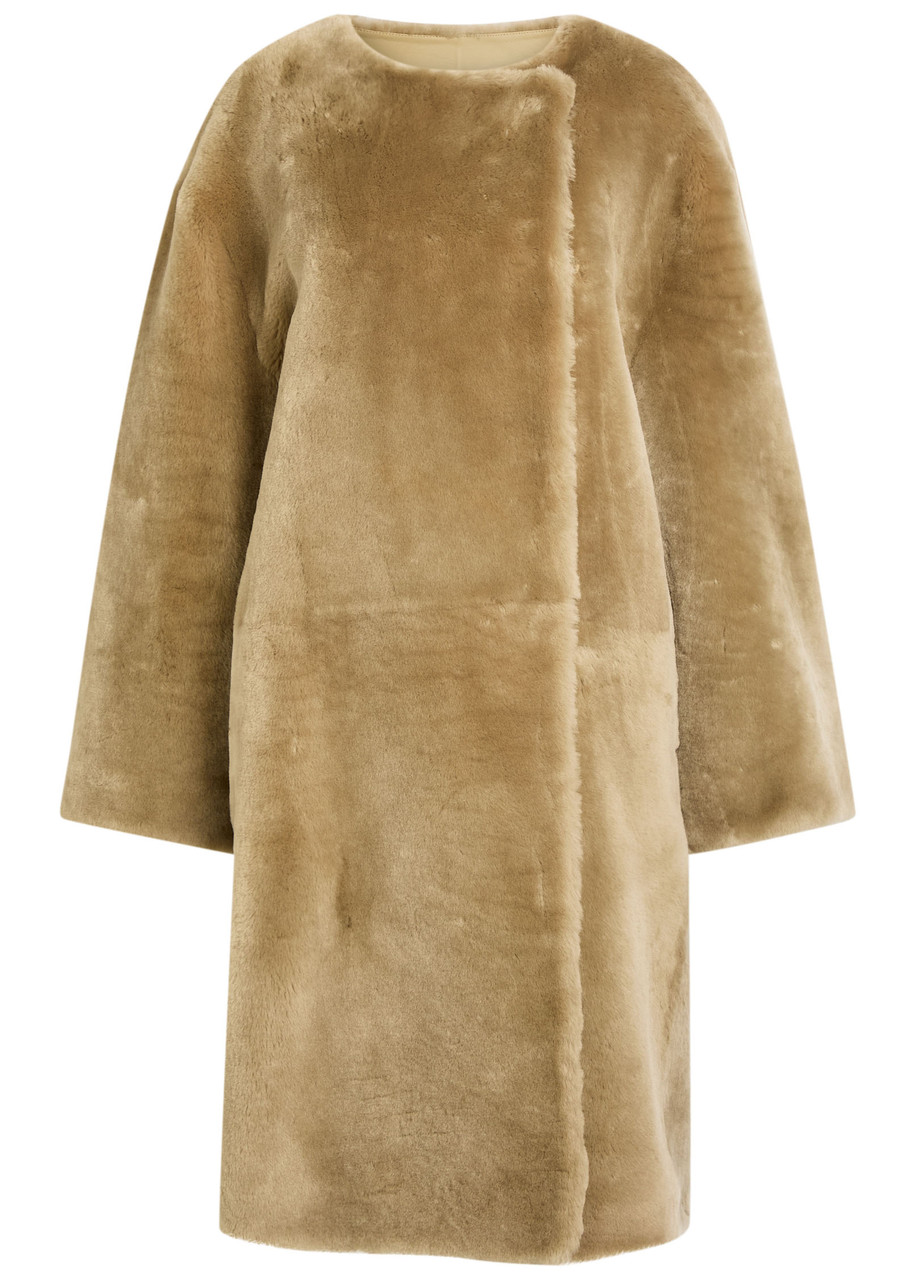 Totême Knee Length Shearling Coat And Pockets In Brown