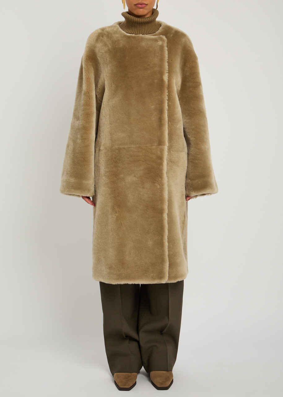 Totême Knee Length Shearling Coat And Pockets In Brown