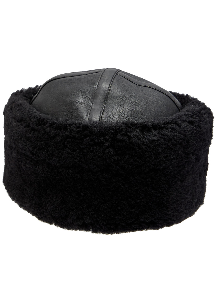 Totême Black Shearling Winter Beanie In Black
