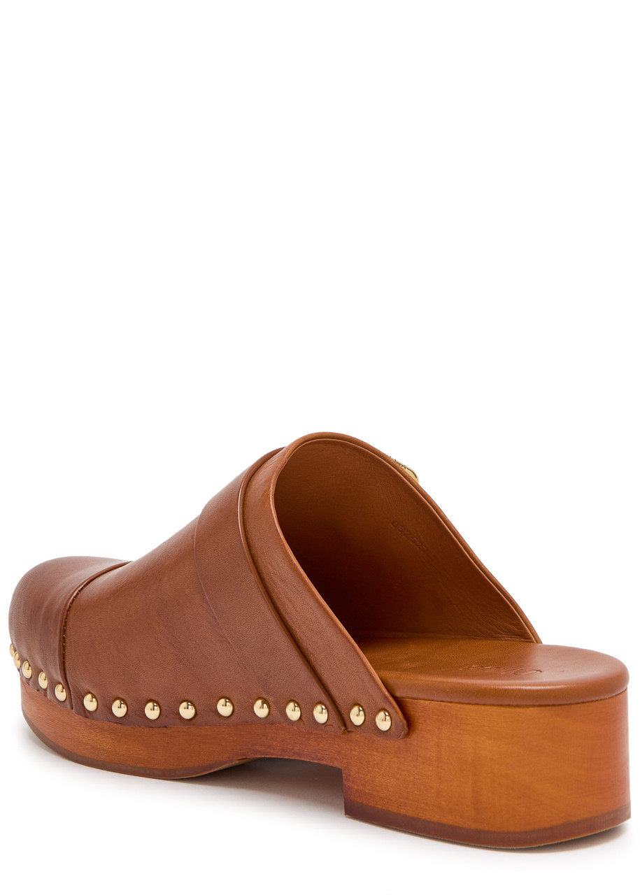 Chloé Jeannette Embellished Leather Platform Clogs In Brown