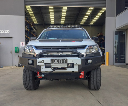 Uneek 4x4 Crawler bull bar in all black with Colour coded fascia panels Uneek 4x4 Crawler bull bar in all black with Colour coded fascia panels