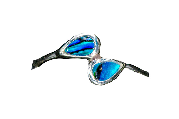 Teardrop Shaped Northern Lights Sterling Silver Ring | F&F Inc.

This gorgeous Teardrop shaped Northern Lights is inlayed into a elegant sterling silver ring.  The dimension of the stone on the ring is approximately .44" x .35".  The product id # is RNL-1007-S.         

This ring comes in the following sizes for the sterling silver ring band.  Size 5, 6, 7, 8, 9 and 10     

This is our line of PĀUA Shell Jewelry.  In New Zealand, abalone is called pāua or blackfoot pāua is the ubiquitous New Zealand pāua the highly polished nacre of which is extremely popular as souvenirs with its striking blue, green, and purple iridescence that allows for the stunning jewelry.

Enjoy your unique piece of history!

Features
Northern Lights
Paua Shell
Sterling Silver Ring
Teardrop Shaped 
Lifetime Guarantee!!