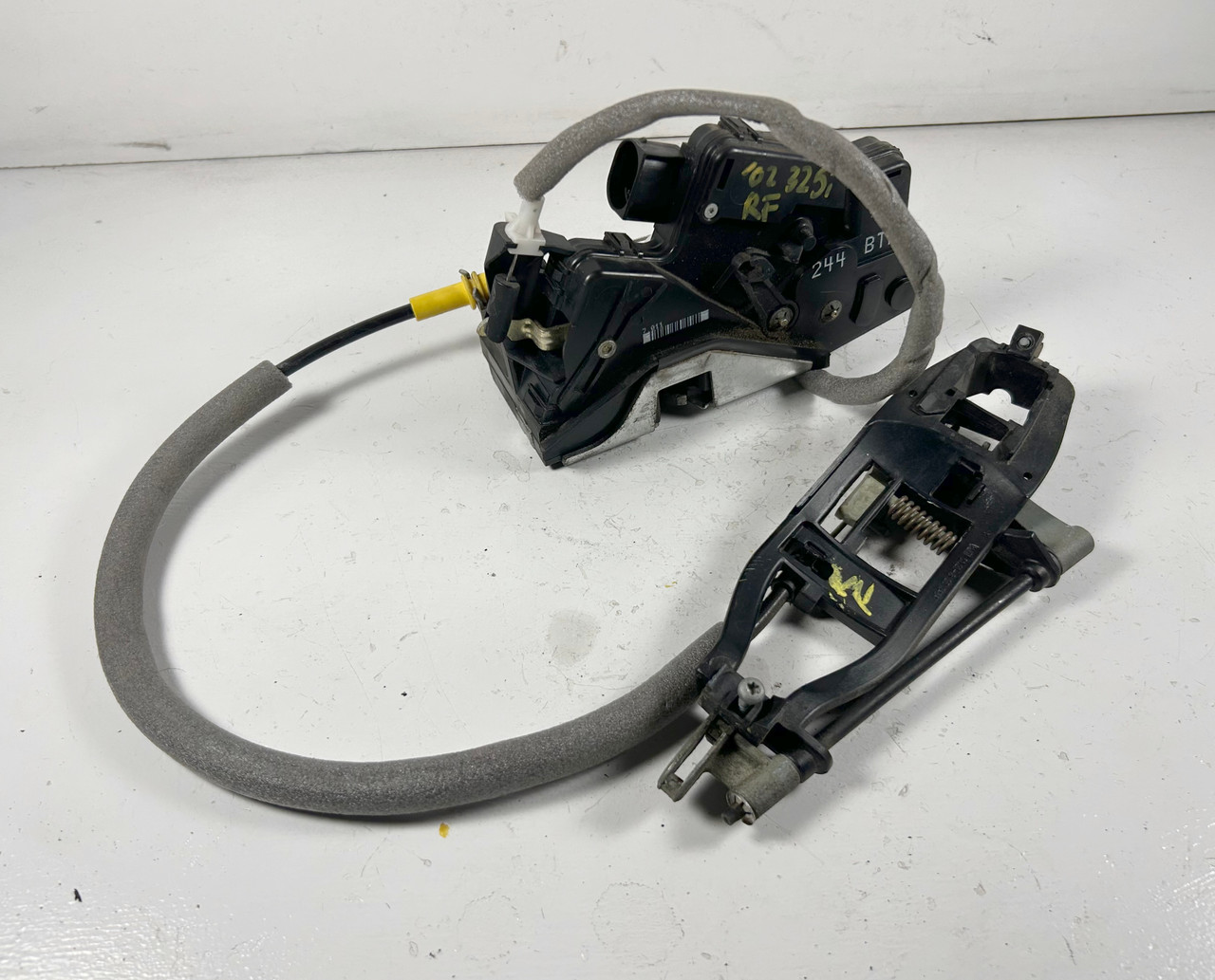 2002-05 BMW E46 330i 325i PASSENGER FRONT DOOR LOCK LATCH 7011244