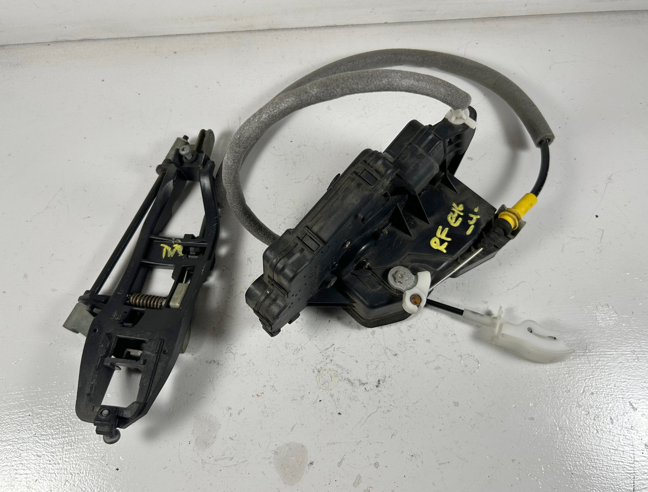 2002-05 BMW E46 330i 325i PASSENGER FRONT DOOR LOCK LATCH 7011244