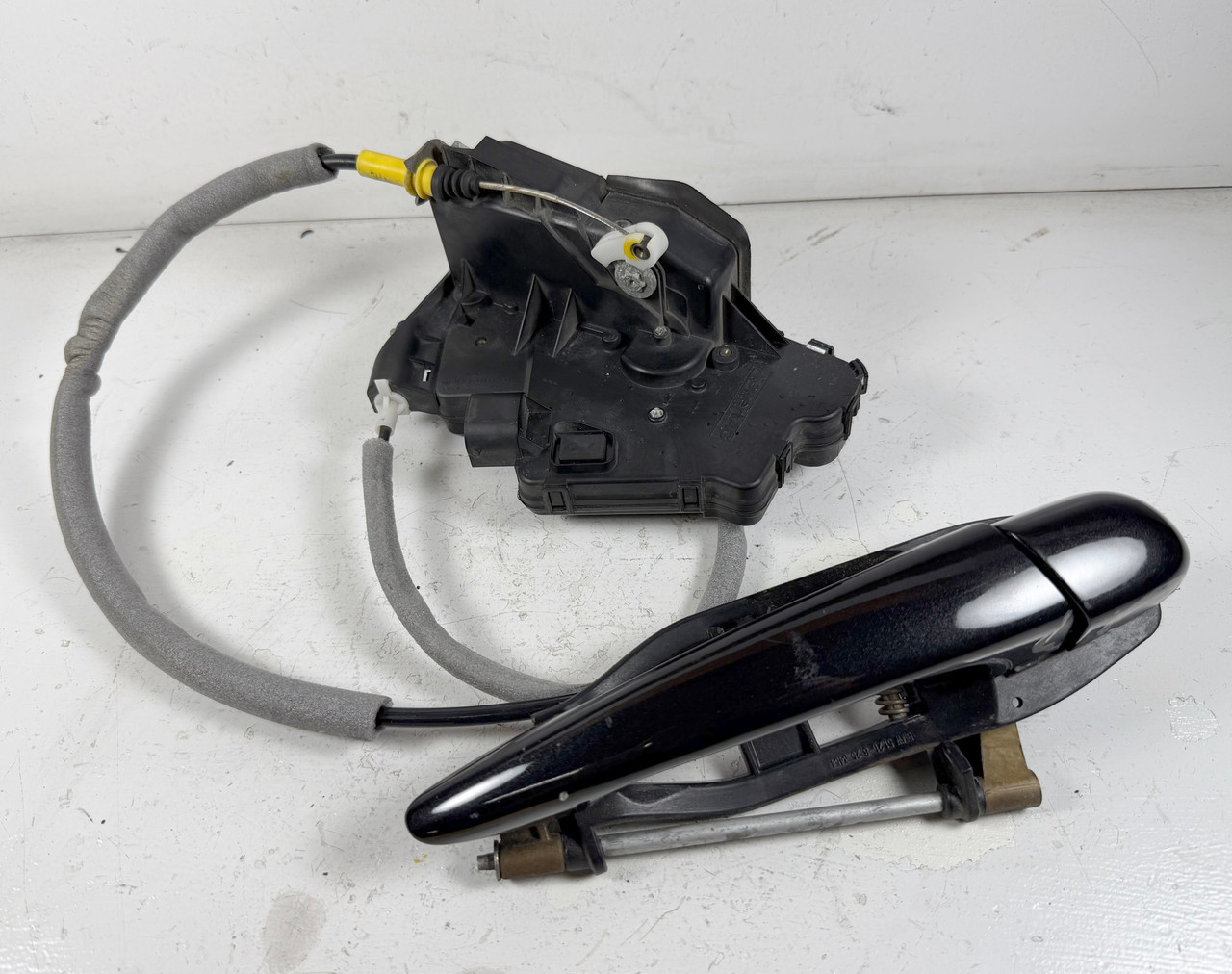 2002-05 BMW E46 330i 325i PASSENGER FRONT DOOR LOCK LATCH HANDLE 7011244