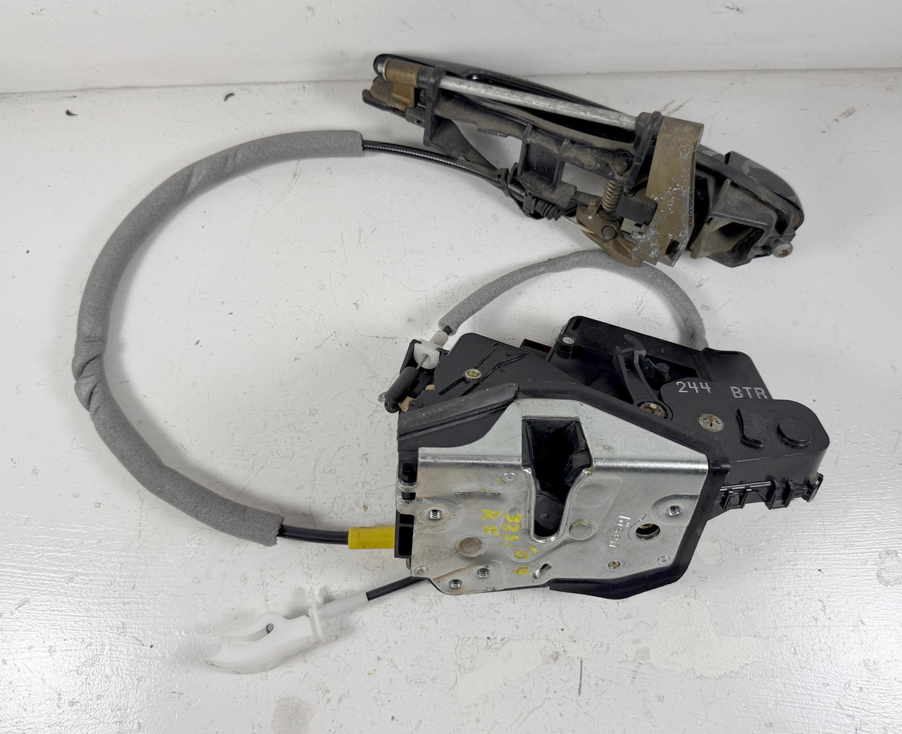2002-05 BMW E46 330i 325i PASSENGER FRONT DOOR LOCK LATCH HANDLE 7011244