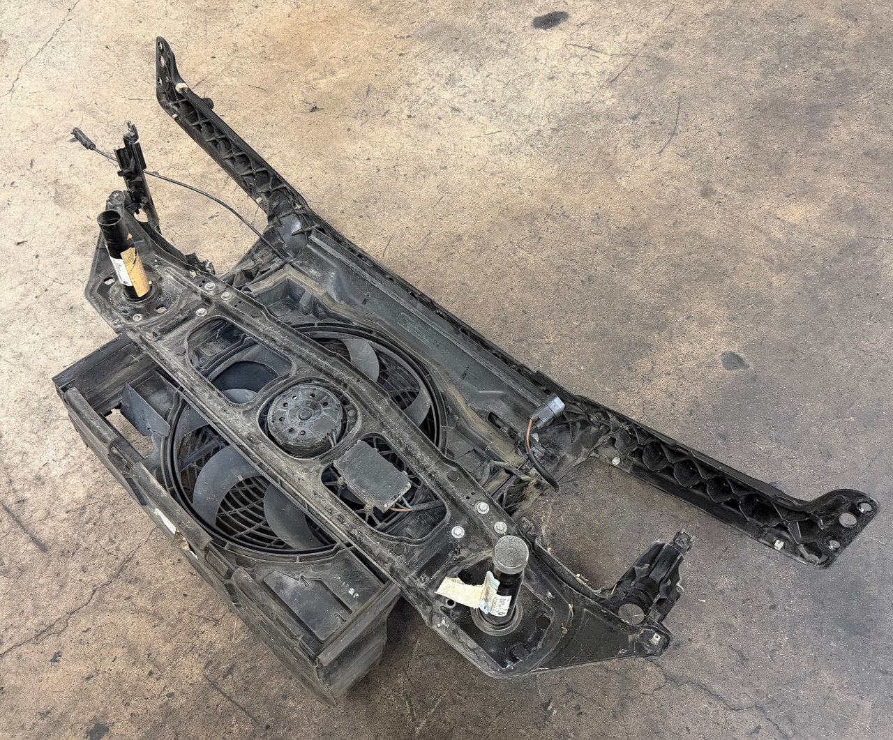 BMW E46 330 325 323 RADIATOR CORE SUPPORT AUXILIARY FAN SHROUD