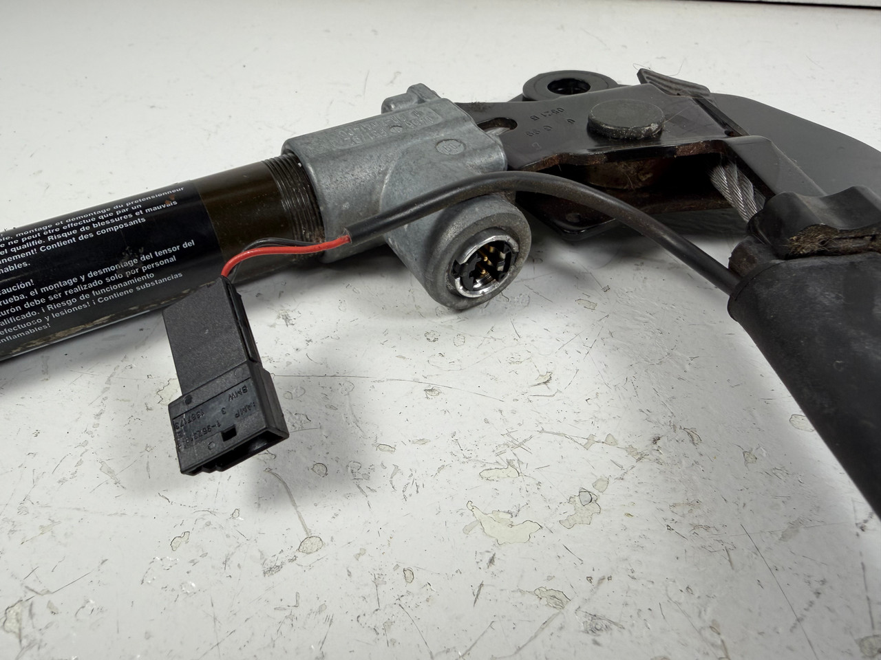 DRIVER FRONT SEAT BELT RECEIVER BMW E39 540i 530i 528i 525i 8257797