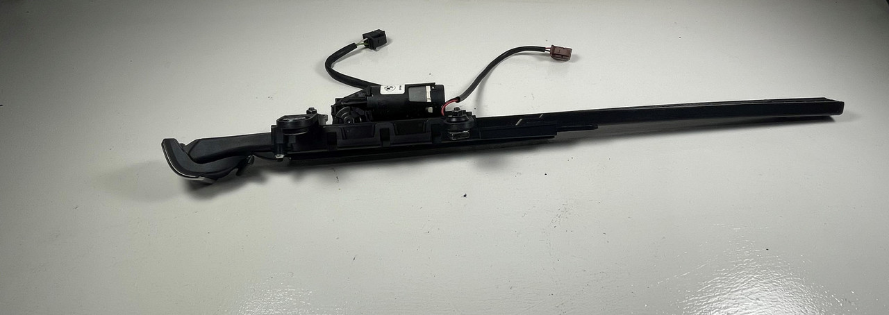  BMW E92 M3 335i 330i PASSENGER SEAT BELT HAND OVER ACTUATOR 9165378