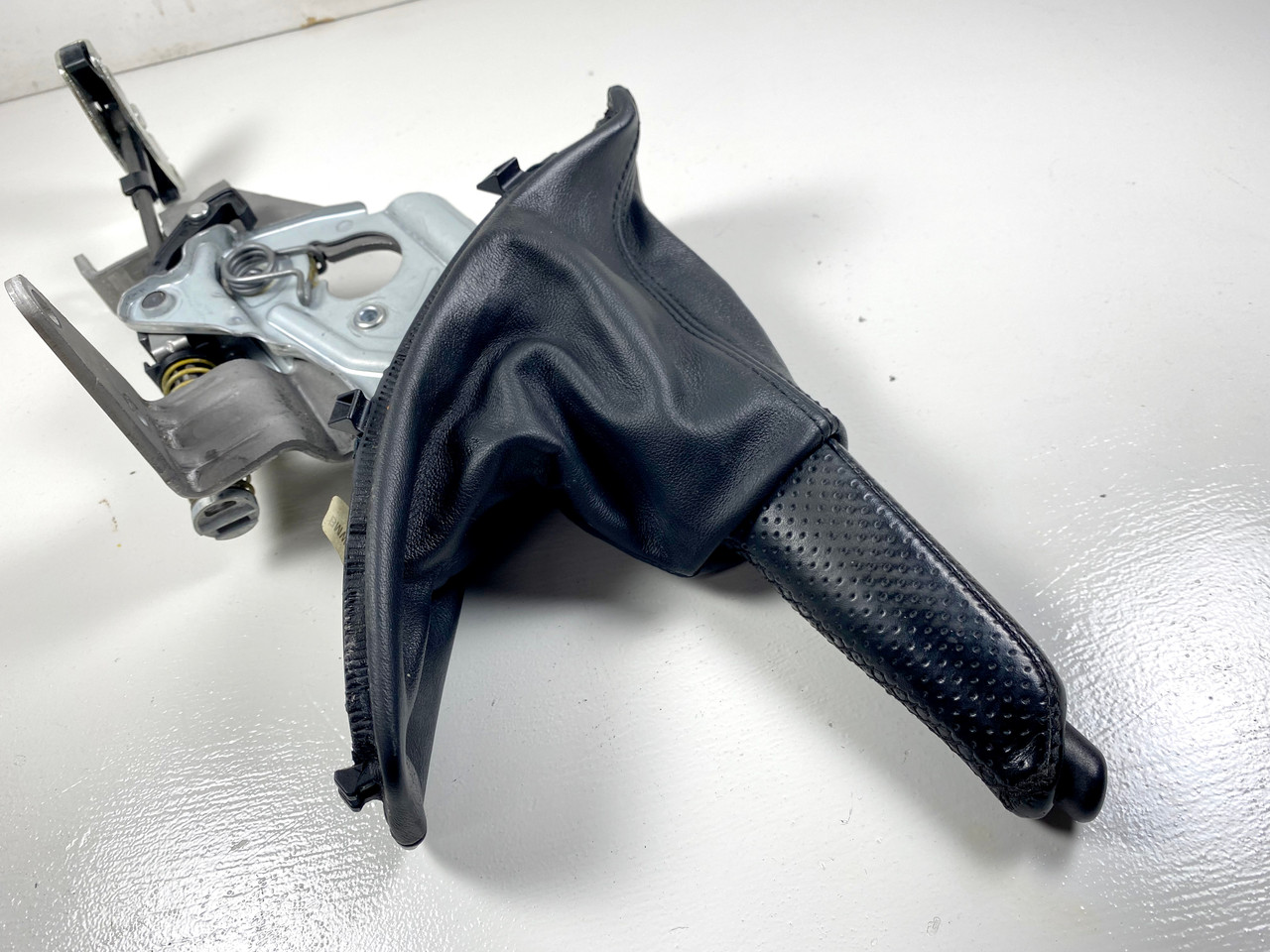 BMW e90 e92 335i 328i EMERGENCY E HAND BRAKE LEVER W/ LEATHER COVER 6782749