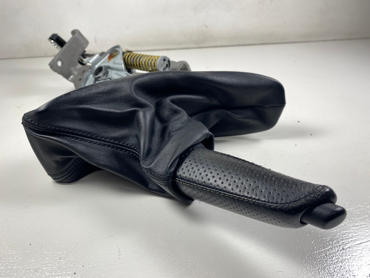 BMW e90 e92 335i 328i EMERGENCY E HAND BRAKE LEVER W/ LEATHER COVER 6782749
