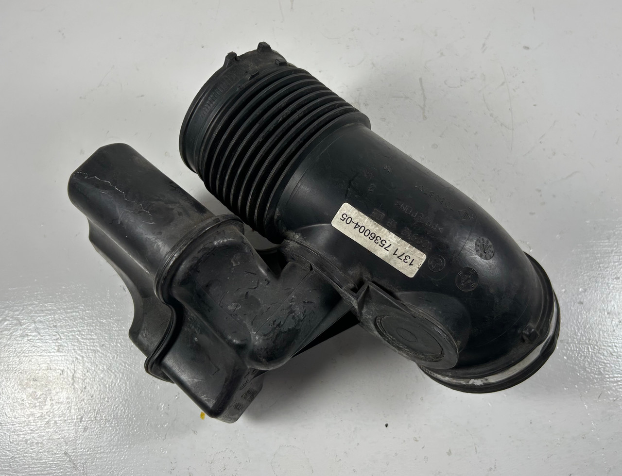2006-11 BMW E90 E92 328i AIR INTAKE BOOT HOSE 7536004
