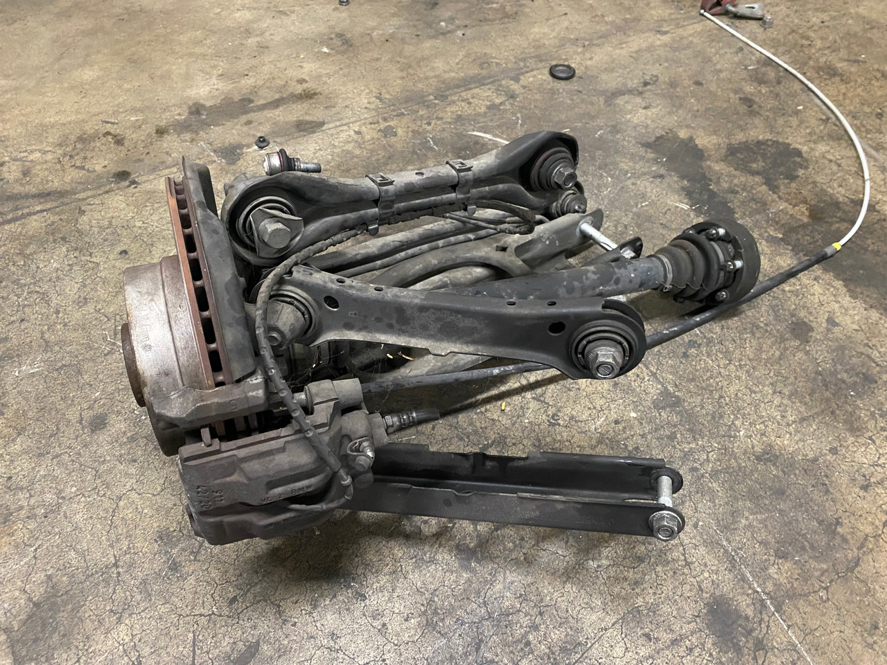 200713 BMW E90 E92 E93 PASSENGER REAR SPINDLE KNUCKLE SHAFT 6774810