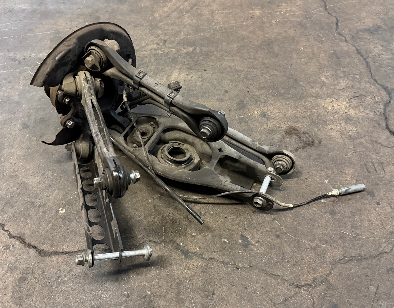 PASSENGER REAR WHEEL CARRIER CONTROL ARMS BMW e90 e92 335i 328i 6761580