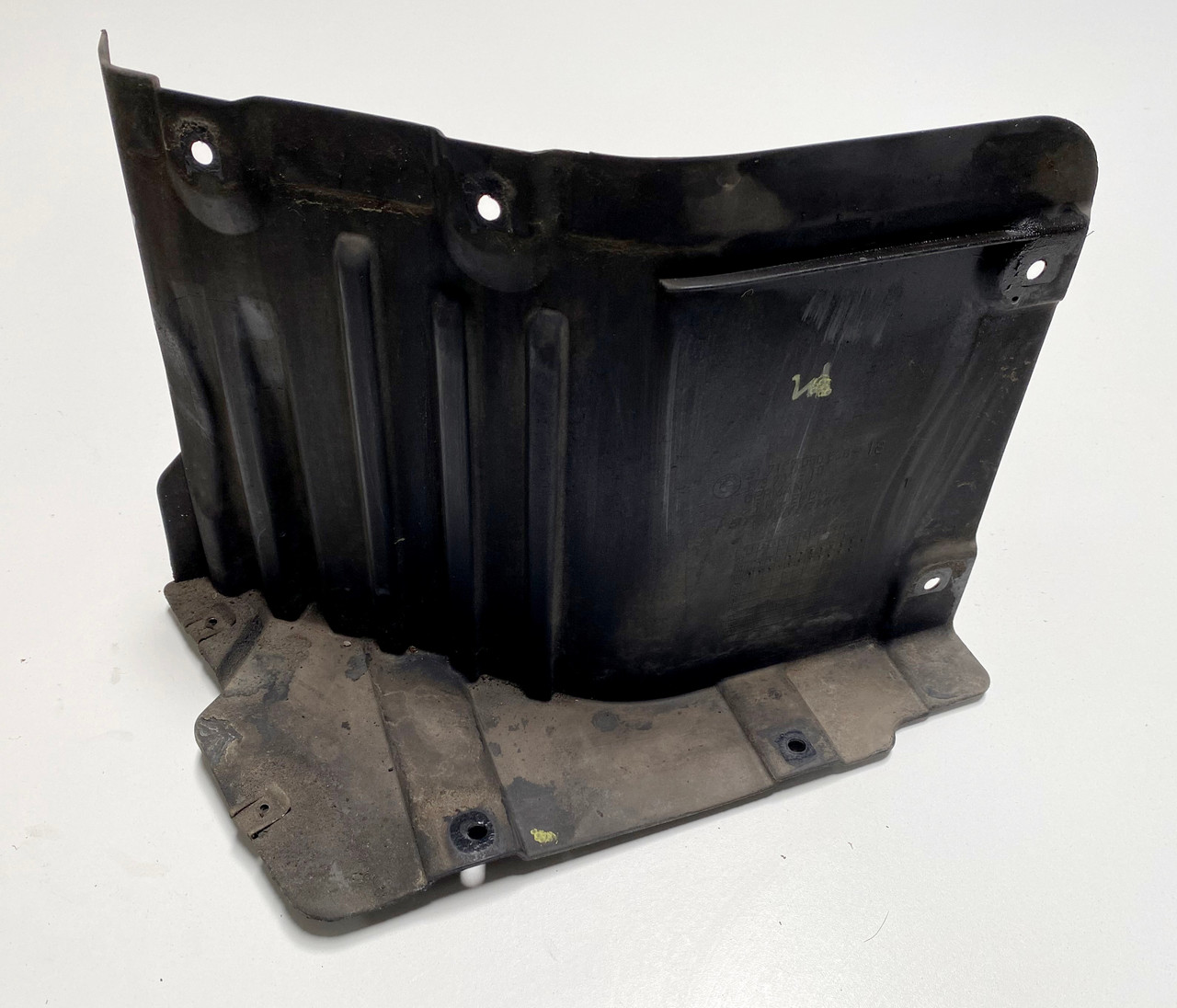 PASSENGER FRONT LOWER FENDER LINER GUARD BMW E60 550i 535i 530i 525i   7050538
