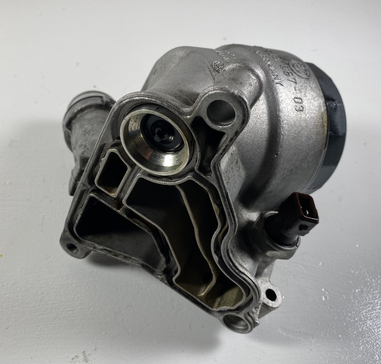 200711 BMW E60 E90 E92 E93 N51 N52 ENGINE OIL FILTER HOUSING 7533067