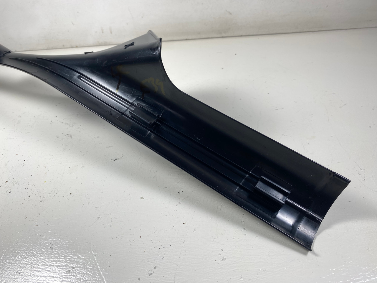 BMW E39 5-SERIES DRIVER REAR DOOR CARPET SILL MOLDING 8159469